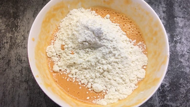 西红柿鸡蛋软饼,放入适量面粉