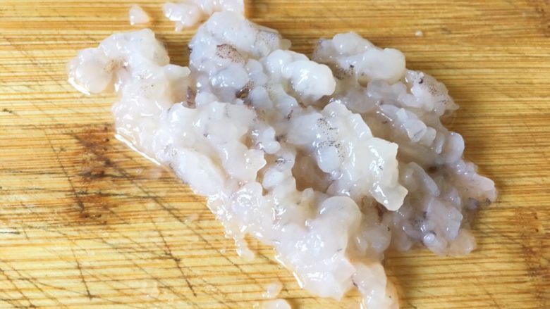 宝宝辅食之香菇虾蓉粥,剁成虾末。大点的宝宝吃可以不用剁这么碎～