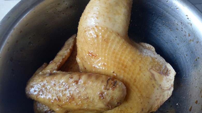 电饭煲烤鸡,涂抹鸡身，要涂满。
