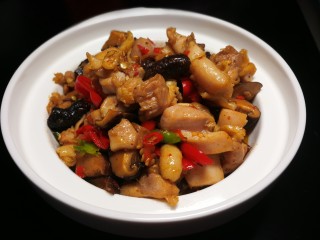 香菇百合枇杷腿,最后放胡椒，鸡精炒均匀出锅。