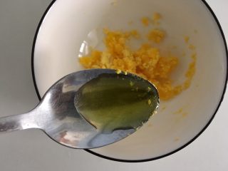 减肥版土豆泥,蛋黄里加入半匙橄榄油、1匙牛奶、适量黑胡椒粉、少许盐和匀