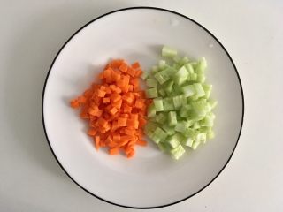 减肥版土豆泥,煮蛋期间把黄瓜和胡萝卜切小丁～不爱生吃胡萝卜的可以焯一下水。