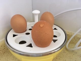 减肥版土豆泥,煮一个鸡蛋，没有煮蛋器的，锅内加入没过鸡蛋的水，盖盖烧开后关火焖，6分钟溏心蛋，8分钟嫩蛋，10分钟全熟蛋。个人觉得8分钟最好