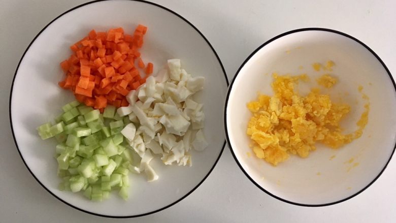 减肥版土豆泥,鸡蛋煮熟后，蛋白切丁备用，蛋黄趁热用小勺压碎