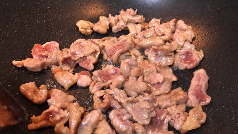 超满足便当（28）,油热倒入腌制的瘦肉 翻炒 变色盛出