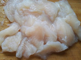 微辣版酸菜鱼,把鱼肉切成均匀的薄片