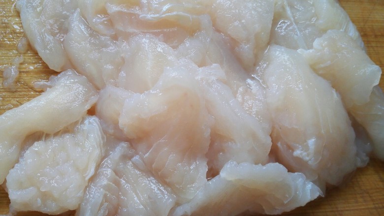 微辣版酸菜鱼,把鱼肉切成均匀的薄片