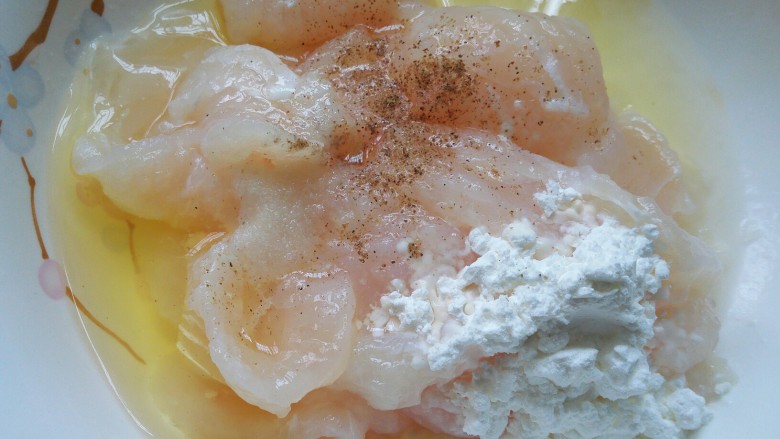 微辣版酸菜鱼,用酸菜鱼里面的腌鱼料包腌鱼，再放入少许盐，花椒粉，一个蛋清