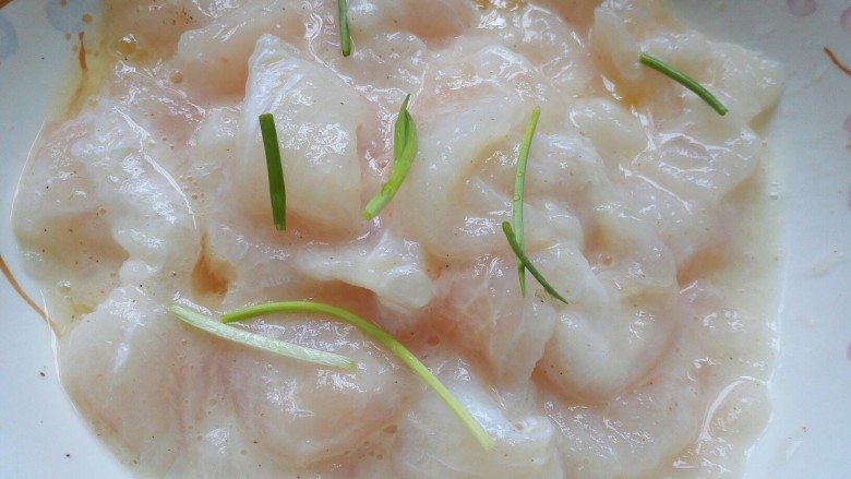 微辣版酸菜鱼,把调料搅拌均匀，把鱼片腌制十五分钟