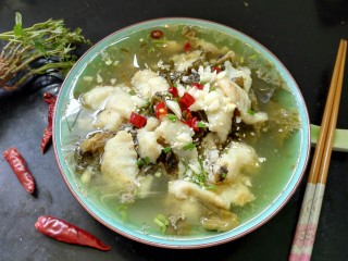 微辣版酸菜鱼,把热油浇在酸菜鱼上，撒上白芝麻一碗美味的酸菜鱼就完成了
