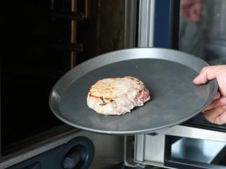 营养丰富德式烤猪排,猪排放到烤箱 烤15分钟 期间注意观察防止烤焦