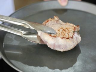 营养丰富德式烤猪排,表面煎熟成型 放入烤盘中备用