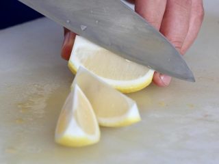 营养丰富德式烤猪排,切柠檬主要是为了柠檬汁容易出来
