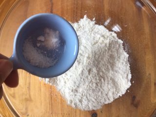 简单易做的小麻花,在普通面粉里加入盐、小苏打，搅拌均匀。