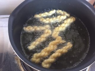 简单易做的小麻花,将麻花轻轻的放入油锅里炸。浮起来后炸至金黄色捞出沥干油分就好。