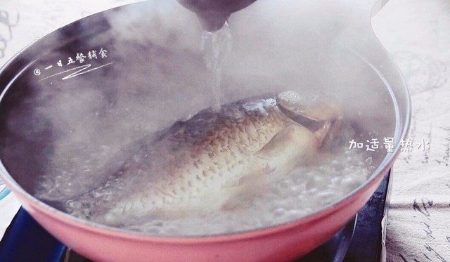 奶白鲫鱼豆腐汤,倒出多余的油，加适量热水。放入姜片，大火煮开后转中火炖10分钟。必须是热水，水还要一直保持沸腾的状态。