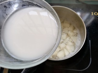清凉水果羹,撇去多余的浮沫后加入刚刚冲调好的玉米淀粉水，搅拌均匀，并煮2分钟出锅