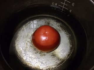 茄汁藕饼,接下来取番茄将顶部划一十字，放入水中加热，煮熟剥皮，然后将番茄切碎备用