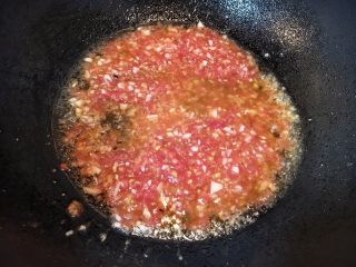 茄汁藕饼,锅中加入适量食用油加热，将蒜末加入爆香后，加入番茄碎炒至成酱汁后加入1汤勺番茄沙司