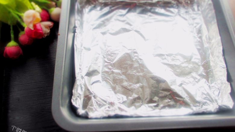 香菇鸡肉焗饭,方形烤盘，放入锡箔纸