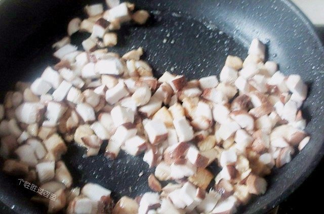 香菇鸡肉焗饭,倒入香菇
