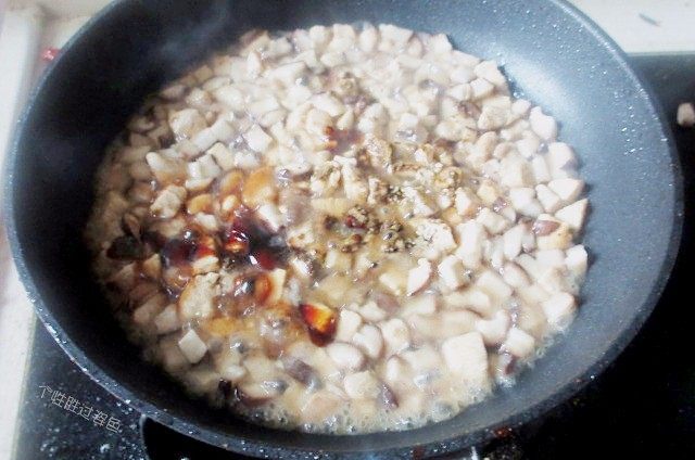 香菇鸡肉焗饭,倒入一点点水，放入耗油、味极鲜。盐进行调味
