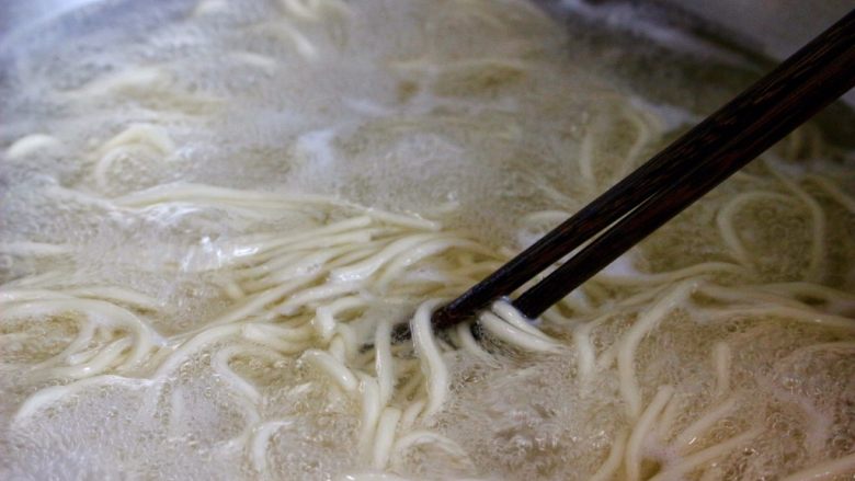 排骨面,用筷子搅拌下，以免粘锅
