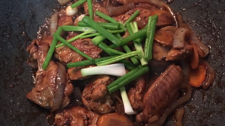 蚝油鸡翅,开锅盖拌匀，撒入葱段即可起锅装盘。