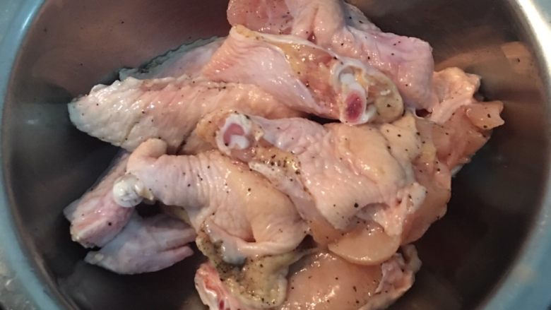 蚝油鸡翅,鸡肉先用腌料-盐和胡椒粉抓匀。