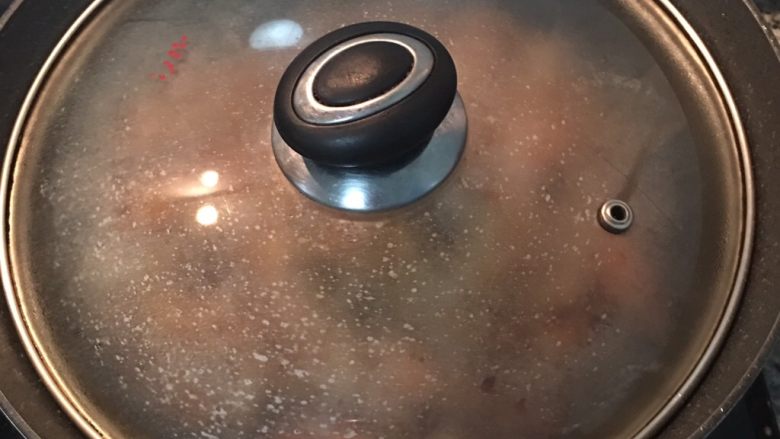 蚝油鸡翅,拌几下后盖锅盖，中小火焖烧几分钟后让汤汁略收即可。