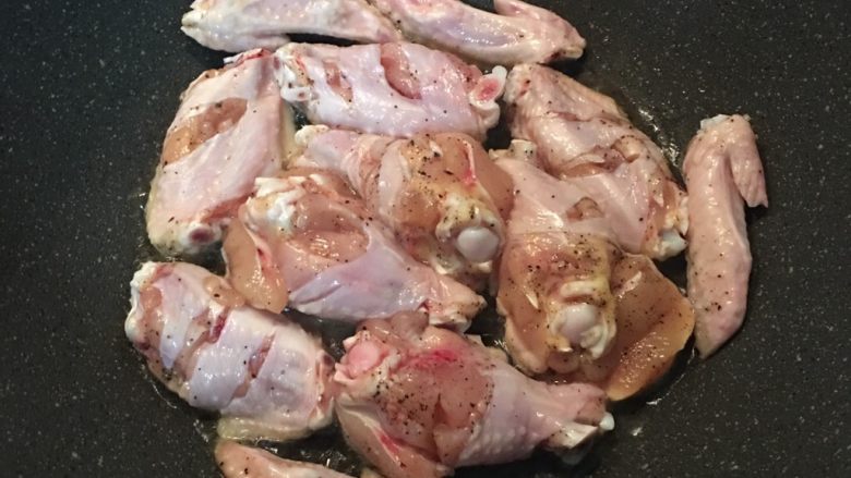 蚝油鸡翅,接着不沾锅烧热后，放比平常炒菜要多ㄧ些的油，放入鸡翅煎，