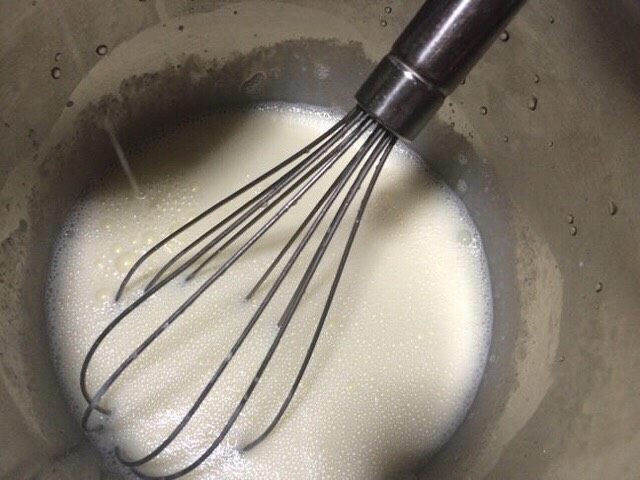 双皮奶-简约版,把已经降温的牛奶混合物倒入蛋白中，一边倒入一边用手动打蛋器搅拌，充分的让牛奶混合物与蛋白混合。