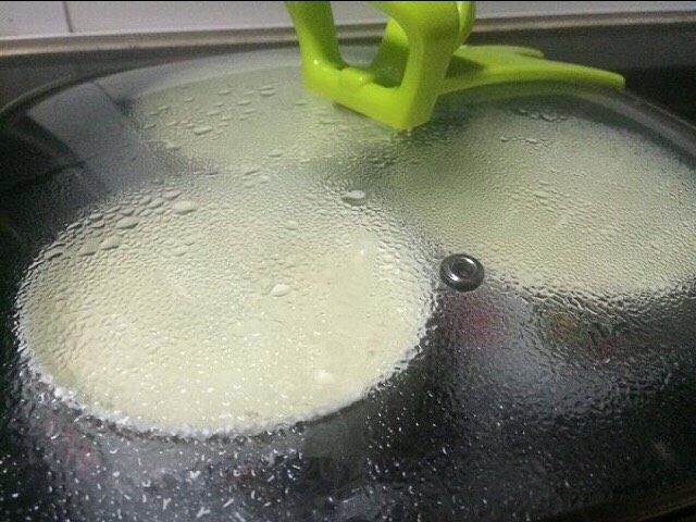 双皮奶-简约版,锅中提前放入适量的水煮开，把装了双皮奶液碗全部放入锅中，大火蒸18分钟即可。