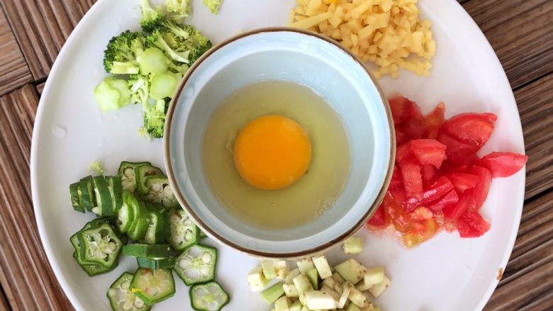完美蛋花时蔬豆腐脑（宝宝辅食）,把蔬菜切成小块，越小的宝宝需要切的越碎