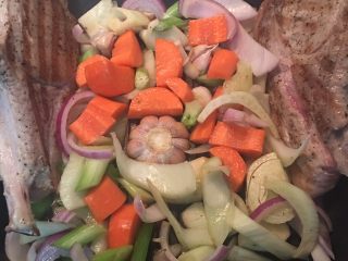 小茴香战斧猪排佐栉瓜丝,利用中间，放入蒜、洋葱和小茴香炒香后再放入红萝卜拌炒。
