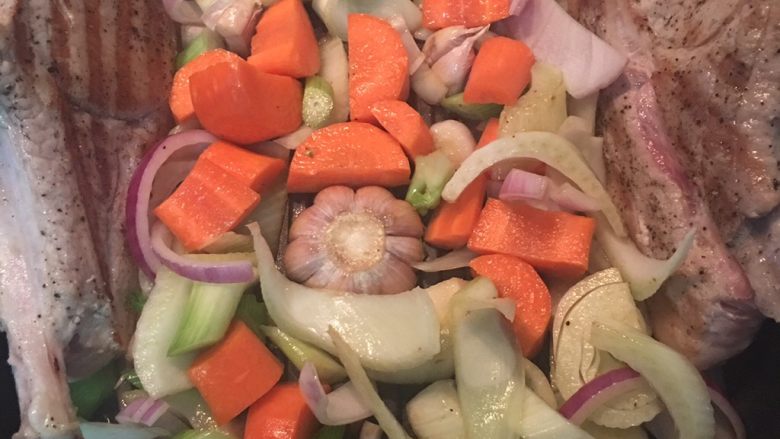 小茴香战斧猪排佐栉瓜丝,利用中间，放入蒜、洋葱和小茴香炒香后再放入红萝卜拌炒。