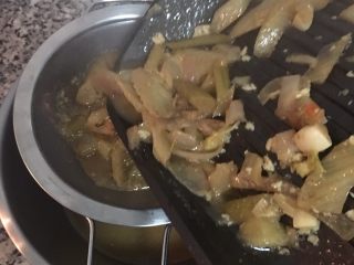 小茴香战斧猪排佐栉瓜丝,煮滚用滤网将汤汁滤出。