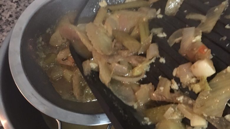 小茴香战斧猪排佐栉瓜丝,煮滚用滤网将汤汁滤出。
