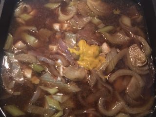 小茴香战斧猪排佐栉瓜丝,于锅中放入1-2茶匙黄芥末ㄧ起煮滚，并试汤汁咸度进行调整。