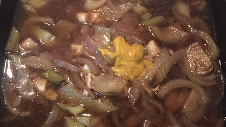 小茴香战斧猪排佐栉瓜丝,于锅中放入1-2茶匙黄芥末ㄧ起煮滚，并试汤汁咸度进行调整。