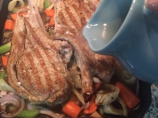小茴香战斧猪排佐栉瓜丝,再倒入高汤（如是用高汤块请先用热水泡溶），煮滾高湯。