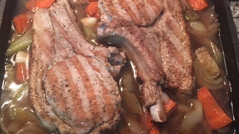 小茴香战斧猪排佐栉瓜丝,差不多猪排也烤好了！从烤箱中取出后，先将猪排和紅蘿蔔夹起。