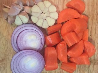 小茴香战斧猪排佐栉瓜丝,蒜头对切，洋葱切葱圈，红萝卜切块。