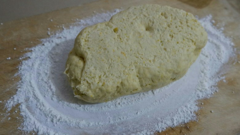 南瓜香菇素包,案板上撒干粉，把面团移出，揉匀