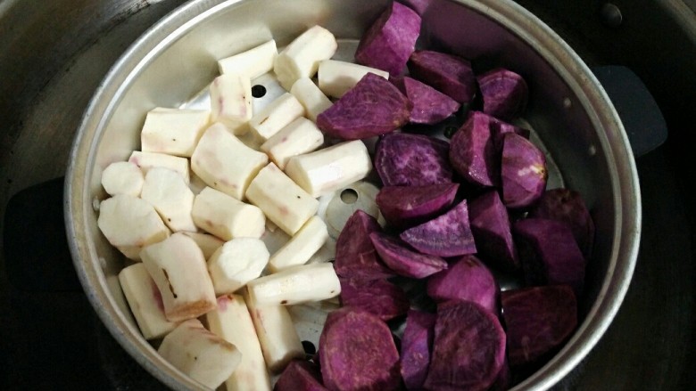 紫薯山药糕,起锅烧开水，放入紫薯和铁棍山药，大火蒸15至20分钟