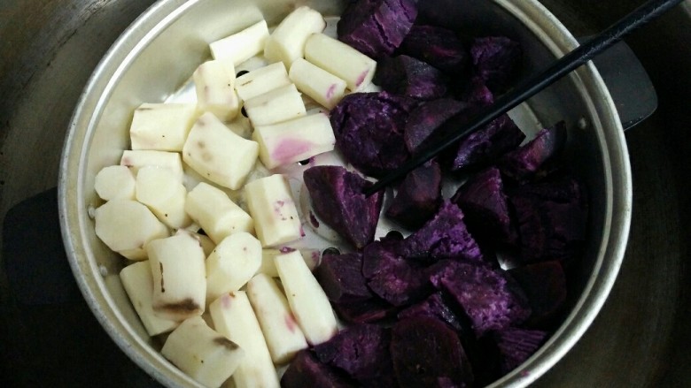 紫薯山药糕,时间差不多的时候用筷子戳可以确认是否已蒸熟，能轻松戳至底部就代表熟了