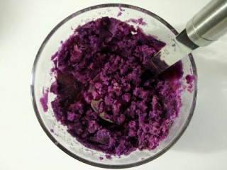 紫薯山药糕,首先把紫薯压成泥