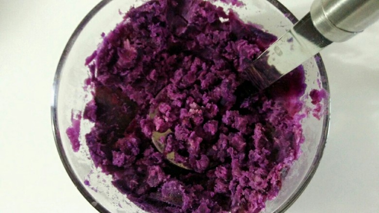 紫薯山药糕,首先把紫薯压成泥
