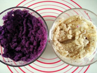 紫薯山药糕,紫薯泥和山药泥就做好了，接着开始整型