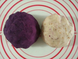 紫薯山药糕,分别把紫薯泥和山药泥整成团